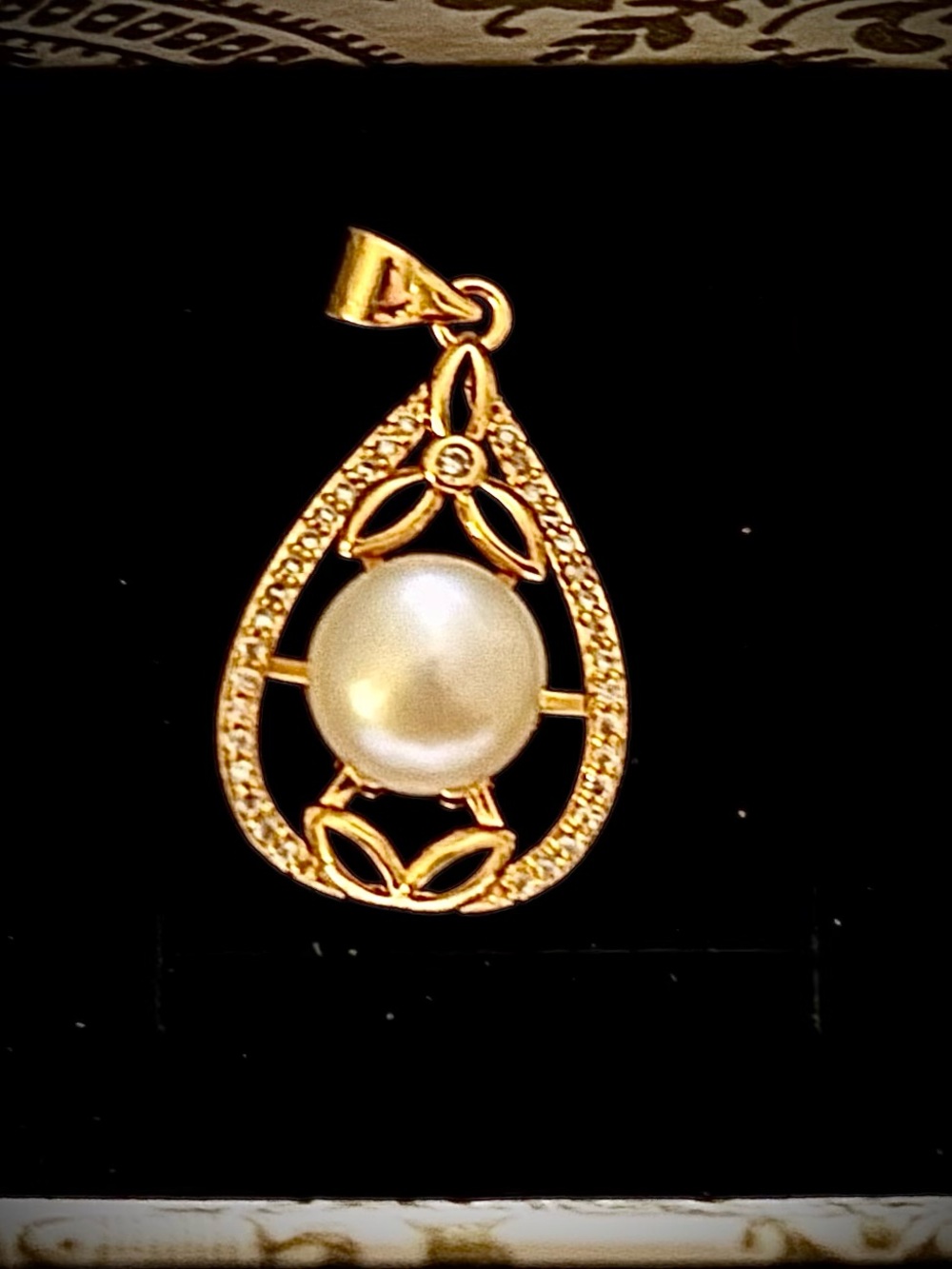 Gold Teardrop Pearl Pendant Necklace - Elegant Women's Necklace